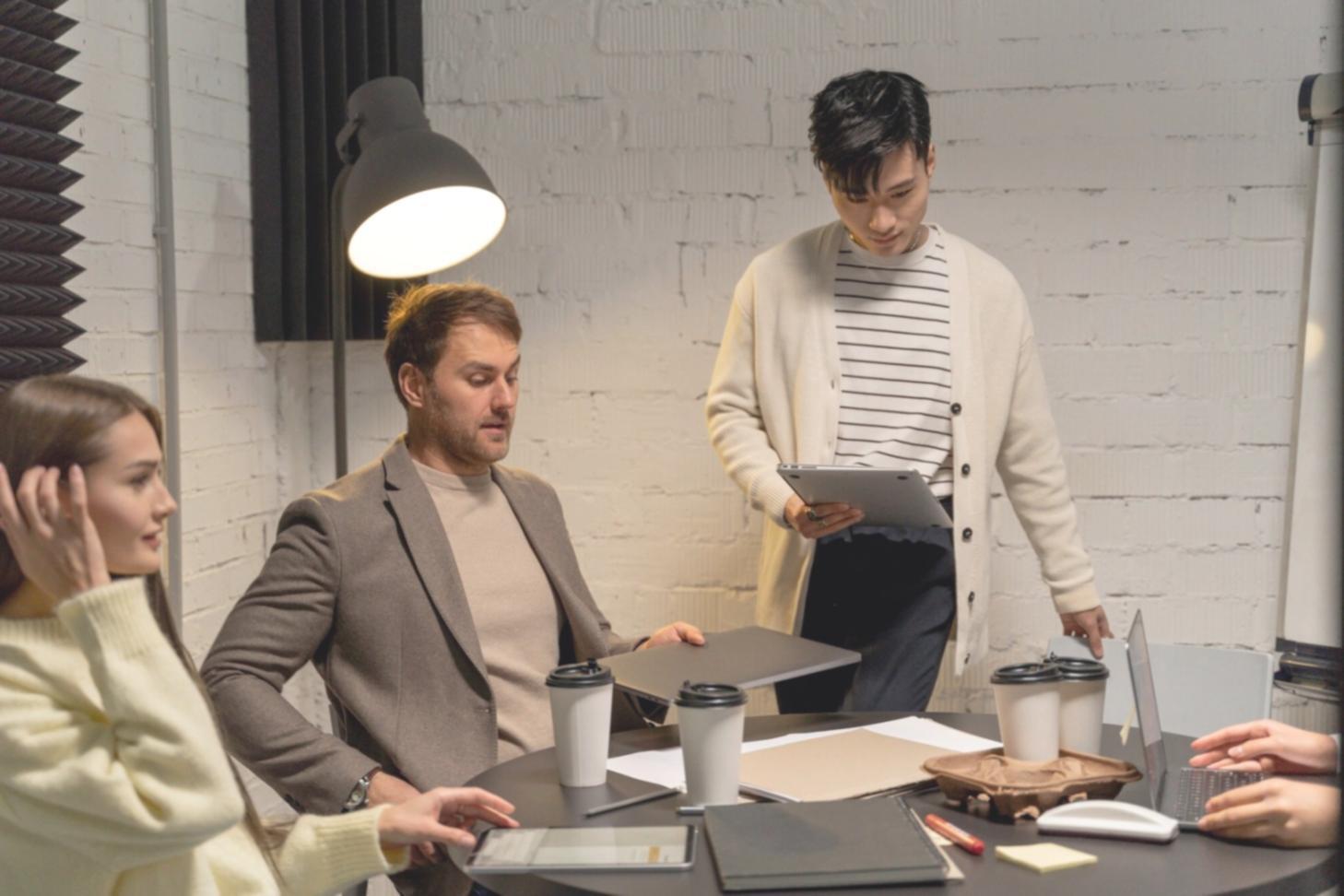 Studenti che collaborano su progetti di design digitale